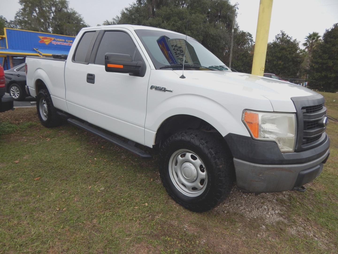 2013 White /Gray Ford F-150 FX4 SuperCab 6.5-ft. Bed 4WD (1FTEX1EM6DF) with an 3.7L V6 DOHC 24V engine, 6-Speed Automatic transmission, located at 3120 W Tennessee St, Tallahassee, FL, 32304-1002, (850) 575-6702, 30.458841, -84.349648 - Used Car Supermarket is proud to present you with this loaded immaculate 2013 Ford F150 XL Supercab 4x4 with low miles. Used Car Supermarket prides itself in offering you the finest pre-owned vehicle in Tallahassee. Used Car Supermarket has been locally family owned and operated for over 48 years. O - Photo#1